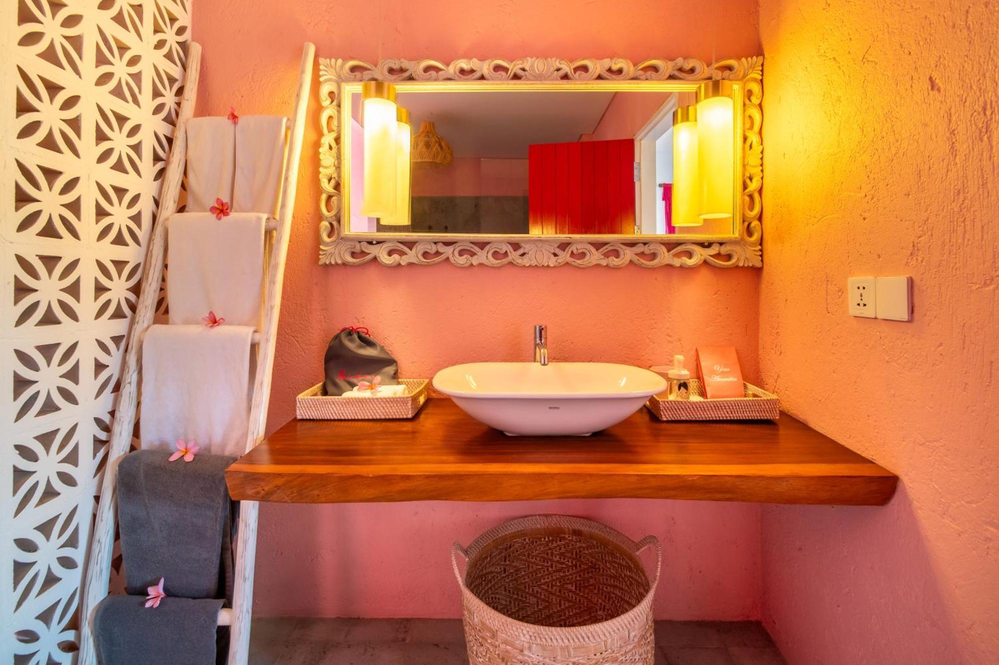 Pinkprivate Balangan - For Cool Adults Only Bed and Breakfast Jimbaran Exteriör bild